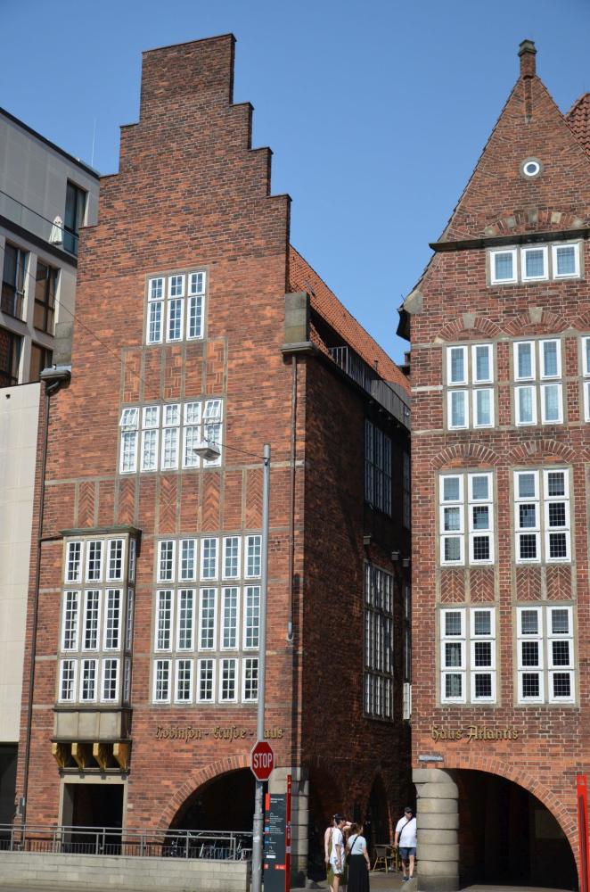 Robinson-Crusoe-Haus, Fassade zur Martinistraße